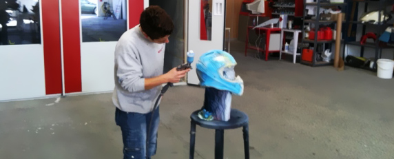 Motorep 99 | Taller de Chapa y Pintura de Motos Las Palmas persona pintando un casco